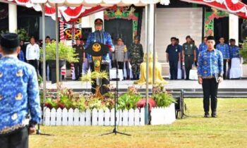 Pj Wali Kota Palangka Raya, Hera Nugrahayu saat memimpin upacara memperingati hari Korpri.