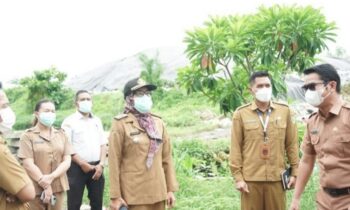 Pj Wali Kota Palangka Raya, Hera Nugrahayu saat meninjau TPA di Km 14 Tjilik Riwut.