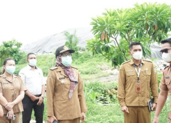 Pj Wali Kota Palangka Raya, Hera Nugrahayu saat meninjau TPA di Km 14 Tjilik Riwut.