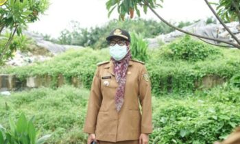 Pj Wali Kota Palangka Raya, Hera Nugrahayu saat meninjau TPA di Km 14 Tjilik Riwut. 1