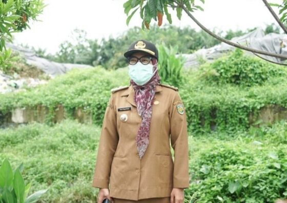 Pj Wali Kota Palangka Raya, Hera Nugrahayu saat meninjau TPA di Km 14 Tjilik Riwut. 1