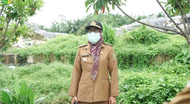 Pj Wali Kota Palangka Raya, Hera Nugrahayu saat meninjau TPA di Km 14 Tjilik Riwut. 1