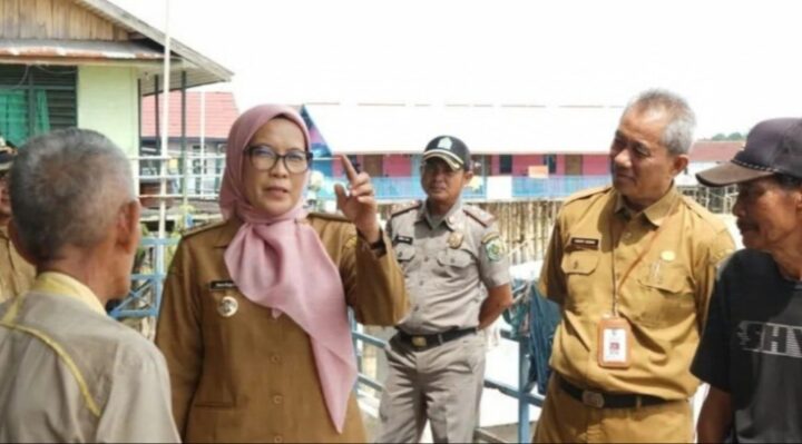 Pj Wali Kota Palangka Raya, Hera Nugrahayu saat meninjau kawasan Dermaga Rambang.