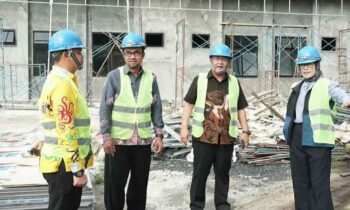Pj Wali Kota Palangka Raya, Hera Nugrahayu saat meninjau progres pembangunan gedung baru di RSUD setempat.