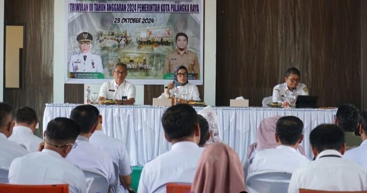 Pj Wali Kota Palangka Raya bersama jajaran rapat koordinasi capaian kinerja hingga triwulan III.