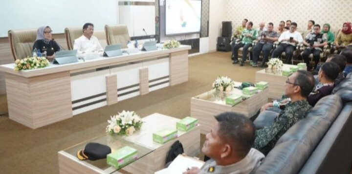 Pj Wali Kota Palangka Raya bersama jajaran saat kunjungan kerja ke Kota Batam membahas pengembangan UMKM dan Pariwisata.