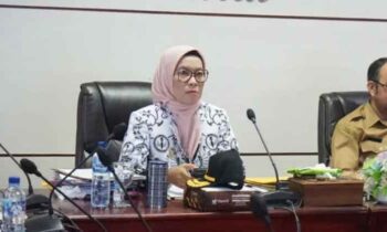 Pj Wali Kota Palangka Raya saat mengikuti rapat koordinasi pengendalian inflasi bersama Mendagri.