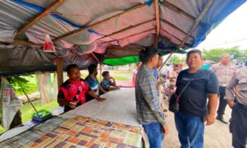 Polisi mendatangi TKP disebuah warung Jalan G. Obos Komplek Perumahan Tirta Mas Palangka Raya.