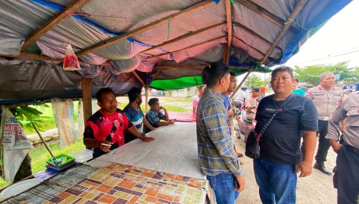 Polisi mendatangi TKP disebuah warung Jalan G. Obos Komplek Perumahan Tirta Mas Palangka Raya.