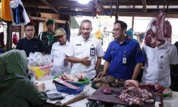 Satgas Pangan Palangka Raya saat melakukan sidak ke pasar.