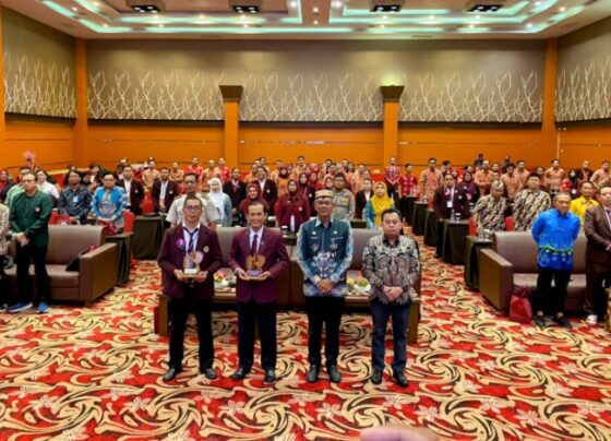Sekda Kotim Sanggul Lumban Gaol saat berfoto bersama dalam kegiatan PPNI Kotim, Kamis, 19 Desember 2024.