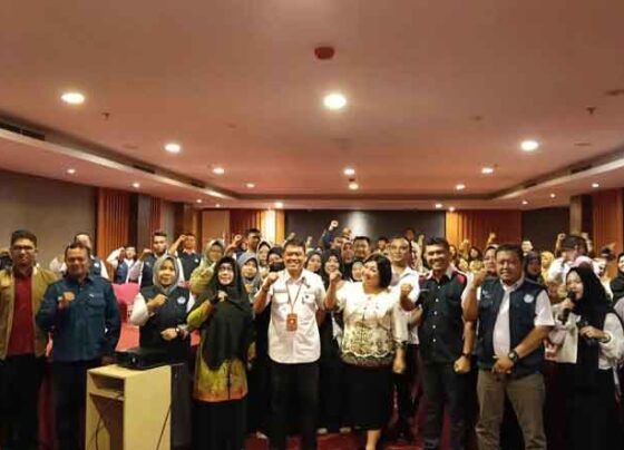 Seluruh peserta BimtekManajerial Guru Penggerak Kotim berfoto bersama narasumber.
