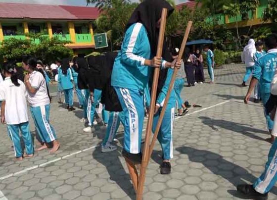 Siswa SMP Negeri 1 Sampit saat memaninkan sejumlah permainan tradisional.