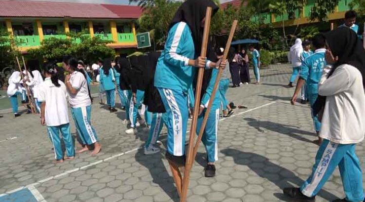 Siswa SMP Negeri 1 Sampit saat memaninkan sejumlah permainan tradisional.