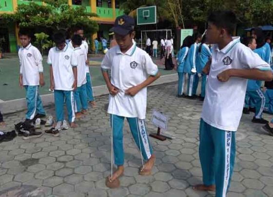 Siswa SMPN 1 Sampit saat bermain salah satu permainan tradisional.