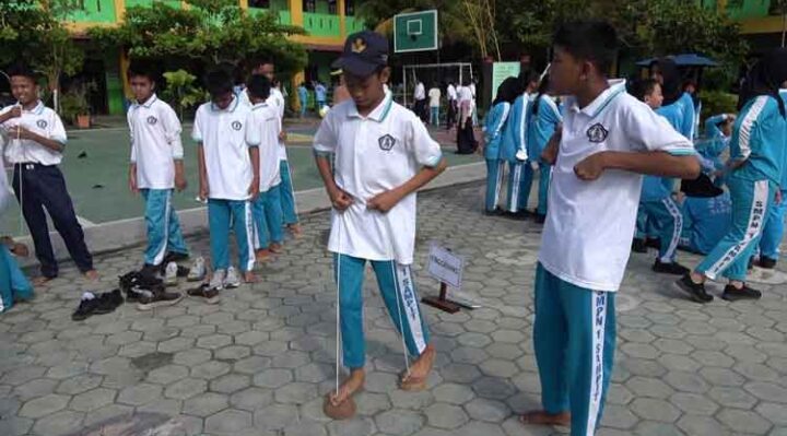 Siswa SMPN 1 Sampit saat bermain salah satu permainan tradisional.