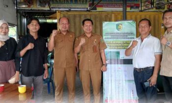Sosialisasi aplikasi SIMBIDA kepada pedagang di Taman Tunggal Sangomang, Palangka Raya.