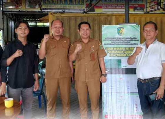 Sosialisasi aplikasi SIMBIDA kepada pedagang di Taman Tunggal Sangomang, Palangka Raya.