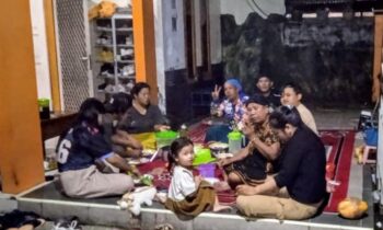 Warga di Sampit merayakan malam pergantian tahun baru dengan makan bersama.