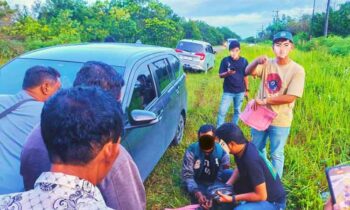 petugas saat menggelah tersangka pengedar sabu,ES, di pinggir Jalan Tjilik Riwut Km 43 Kota Palangka Raya