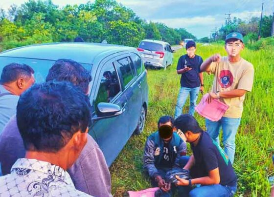 petugas saat menggelah tersangka pengedar sabu,ES, di pinggir Jalan Tjilik Riwut Km 43 Kota Palangka Raya