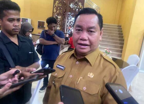 Bupati Kotim, Halikinnor saat diwawancara pekerja media.