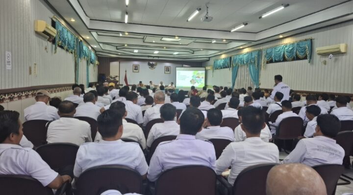 Bupati Kotim, Halikinnor saat memimpin rapat yang dihadiri seluruh Kades dan Camat se Kotim, Rabu, 15 Januari 2025