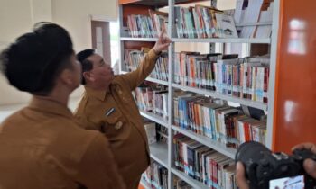 Bupati Kotim Halikinnor saat mengecek buku buku di sela meresmikan Gedung Perpustakaan di Jalan Jenderal Sudirman Kilometer 5,5 Sampit.