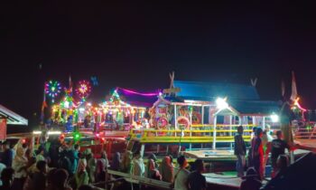 Festival Perahu Hias Susur Sungai di Sungai Mentaya disaksikan ribuan warga, Minggu malam, 12 Januari 2025.