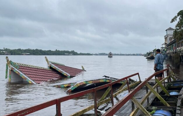 Kapal wisata susur sungai milik Pemkab Kotim yang karam di dermaganya bersandar tepi Sungai Mentaya, Selasa, 21 Januari 2025.