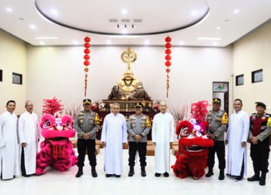 Kapolres Kotim AKBP Resky Maulana Zulkarnain bersama PJU saat mrmantau ibadah imlek di Vihara Karuna Maitreya Sampit, Selasa malam, 28 Januari 2025.