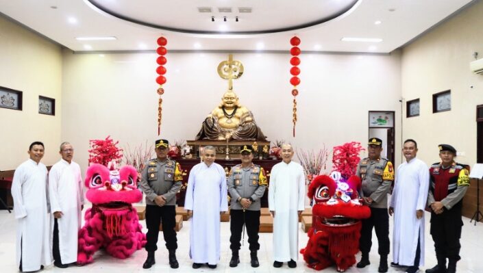 Kapolres Kotim AKBP Resky Maulana Zulkarnain bersama PJU saat mrmantau ibadah imlek di Vihara Karuna Maitreya Sampit, Selasa malam, 28 Januari 2025.