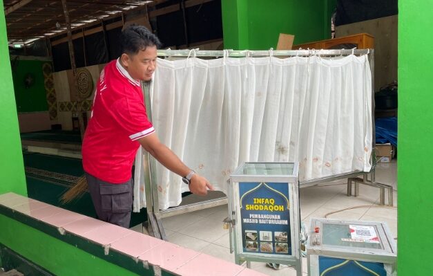 Marbot Masjid Baiturrahim, Yamin menunjukkan kotak amal yang dibobol maling, Kamis, 30 Januari 2025.