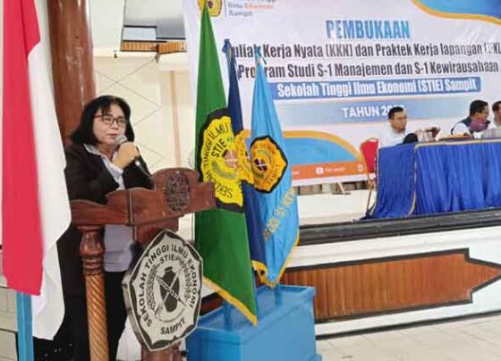 Pelaksana Tugas Ketua STIE Sampit Seanewati Oetama saat membuka KKN dan PKL, Senin, 20 Januari 2025.