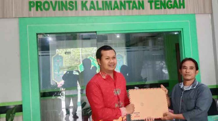 Pelapor Zainal Mutaqin, suami AN (kanan) menyerahkan laporan ke staf Kemenag Kalteng, Kamis, 23 Januari 2025