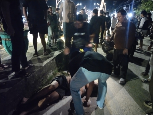 Pemuda Diduga Mabuk Tabrak Trotoar di Terowongan Nur Mentaya