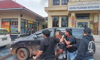 Petugas Polres Kotim saat menggiring terduga pemerkosaan ke ruang tahanan.