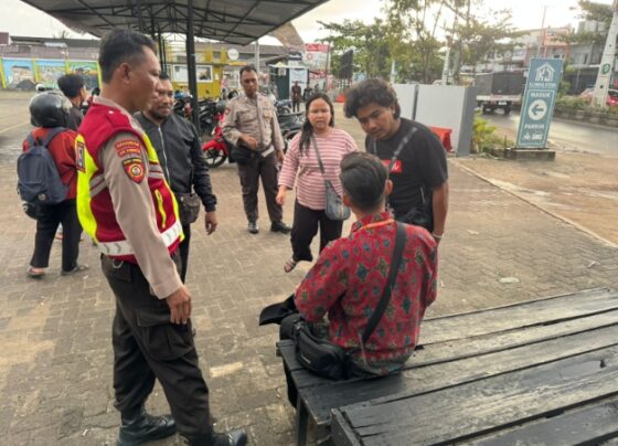 Petugas Polsek Baamang saat mendatangi Apri yang membawa motor Silvanus.