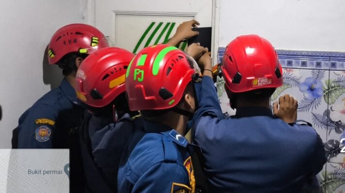 Petugas pemadam kebakaran melakukan penyelamatan terhadap Abi warga Baamang Barat yang terkunci di kamar mandi.