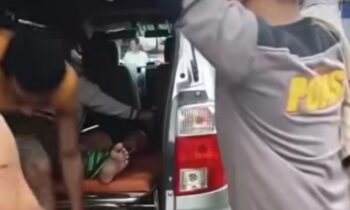 Pria kesetrum di Baamang saat dievakuasi oleh petugas ke ambulans.