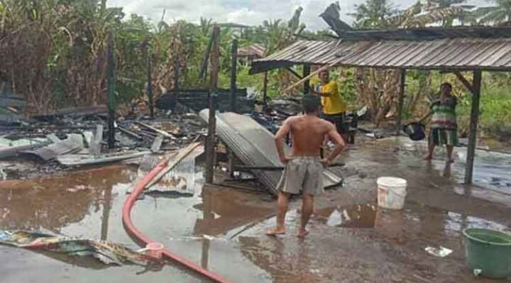 Puing kebakaran yang menimpa kantin SDN 6 Desa Belanti, Kecamatan Mentawa Baru Ketapang, Jumat, 31 Januari 2024.