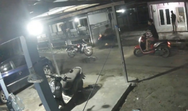 Rekaman kamera pengawas menunjukkan dua orang pelaku yang membawa kabur motor milik korban di Baamang.