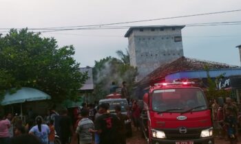 Suasana di lokasi kebakaran bangunan di Desa Pelantaran, Kecamatan Cempaga Hulu, Kabupaten Kotawaringin Timur, Selasa, 21 Januari 2025.