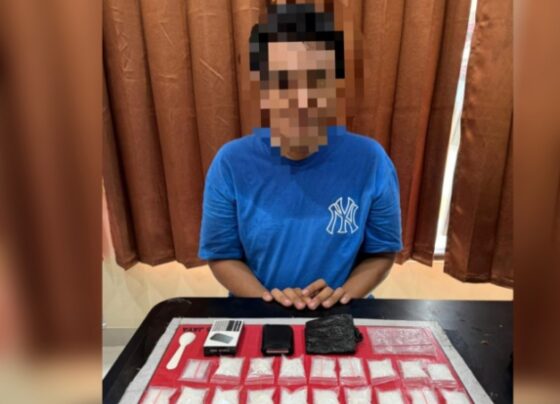 Tersangka MAR beserta barang bukti diamankan di Polresta Palangka Raya.