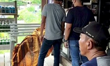 Unit Reskrim Polsek Sebangau mendatangi lokasi sambil menunggu tim Inafis Satreskrim Polresta Palangka Raya.