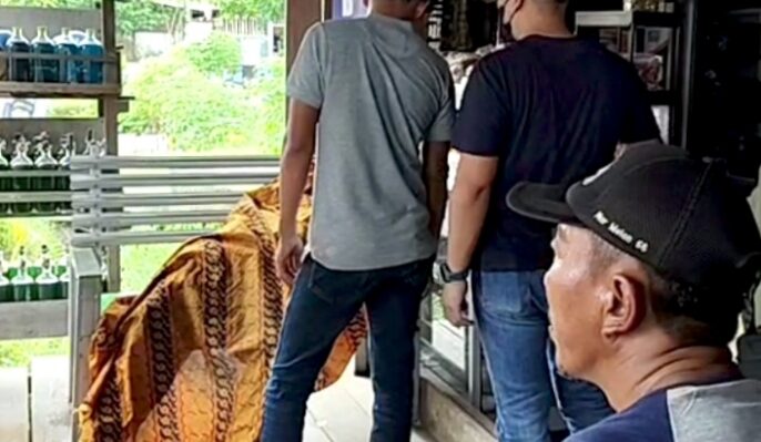 Unit Reskrim Polsek Sebangau mendatangi lokasi sambil menunggu tim Inafis Satreskrim Polresta Palangka Raya.