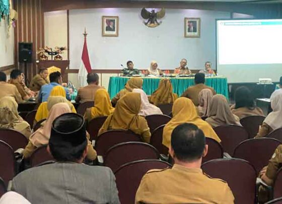 Wakil Bupati Kotim Irawati didampingi Pj Sekda Kotim Sanggul Lumban Gaol saat memimpin rapat koordinasi program makanan bergizi gratis, Senin, 13 Januari 2025.