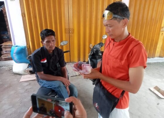 Warga menghitung uang mainan yang dibelanjakan seorang nenek di Pasar Sejumput, Kecamatan Mentawa Baru Ketapang, Sampit, Kabupaten Kotawaringin Timur.