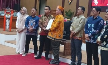 Calon Bupati Katingan, Saiful menerima surat keputusan penetapan calon bupati terpilih oleh Ketua KPU Katingan, Kamis malam, 6 Februari 2025.