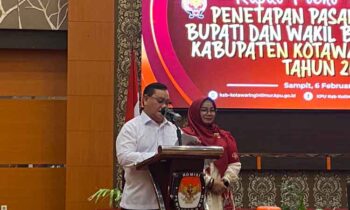 Halikinnor dan Irawati saat sambutan dalam penetapan mereka sebagai pasangan calon bupati dan wakil bupati terpilih, Kamis, 6 Februari 2025.